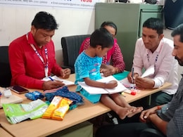 चलती ट्रेन में 3 साल के मासूम को लावारिस छोड़ा, जेब में मिली चिट्ठी, लिखा था- जिसे भी मिले अनाथालय छोड़ दें चलती ट्रेन में 3 साल के मासूम को लावारिस छोड़ा, जेब में मिली चिट्ठी, लिखा था- जिसे भी मिले अनाथालय छोड़ दें