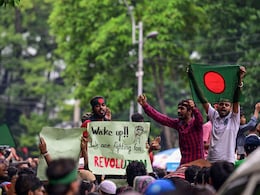 बांग्लादेश में फिर हुईं झड़पें; 91 लोगों की मौत, केंद्र ने वहां रहने वाले भारतीयों से संपर्क बनाए रखने को कहा बांग्लादेश में फिर हुईं झड़पें; 91 लोगों की मौत, केंद्र ने वहां रहने वाले भारतीयों से संपर्क बनाए रखने को कहा