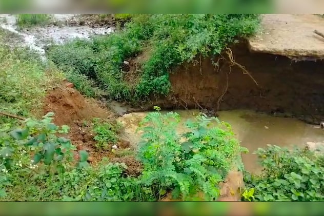 बारिश की वजह से मार्ग हुआ क्षतिग्रस्त. बारिश की वजह से मार्ग हुआ क्षतिग्रस्त.