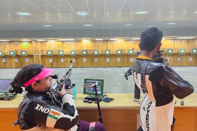 राज्यवर्धन और शताब्दी शूटिंग रेंज में प्रैक्टिस करते हुए राज्यवर्धन और शताब्दी शूटिंग रेंज में प्रैक्टिस करते हुए