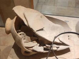 म्यूजियम में सहेज कर रखा था 3500 साल पुराना नायाब जार, बच्चे ने हाथ से खींचकर तोड़ डाला