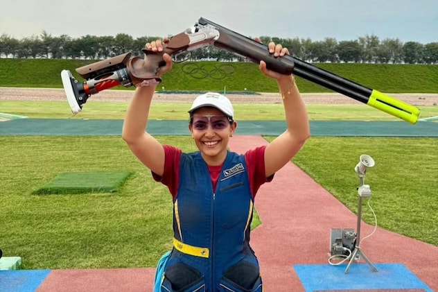 मेडल के साथ एथलीट माहेश्वरी चौहान