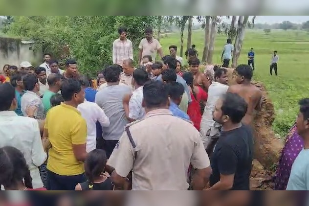 शव यात्रा के बीच में आने वाली दीवार को ग्रामीण तोड़ते हुए. मौके पर मौजूद दोनों पक्षों के लोग और पुलिस बल. शव यात्रा के बीच में आने वाली दीवार को ग्रामीण तोड़ते हुए. मौके पर मौजूद दोनों पक्षों के लोग और पुलिस बल.