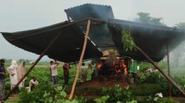 Rajasthan News: ये कैसी व्यवस्था? बांस के सहारे टीनशेड को उठाकर किया गया 7 साल के बच्चे का अंतिम संस्कार&nbsp;