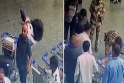 Delhi Airport अचानक बेहोश हुआ यात्री, जवान ने CPR देकर बचाई जान | Viral Video Delhi Airport अचानक बेहोश हुआ यात्री, जवान ने CPR देकर बचाई जान | Viral Video