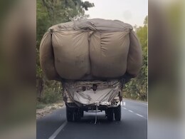 ट्रक के पीछे लटककर सफर कर रहे लोगों का वीडियो देख इमोशनल हुए लोग, वीडियो देख छलक जाएंगे आंसू