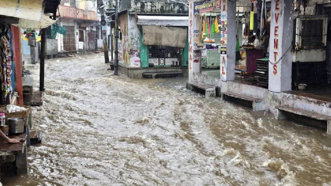 Waterlogging in Tonk: भारी बारिश से कॉलोनियों में भरा पानी,  प्रशासन की खुली पोल!