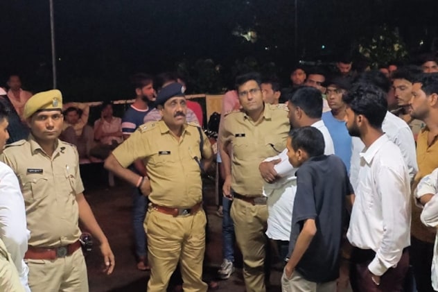 अस्पताल में मृतका के परिजनों से मिलने पहुंचे केकड़ी एएसपी. अस्पताल में मृतका के परिजनों से मिलने पहुंचे केकड़ी एएसपी.