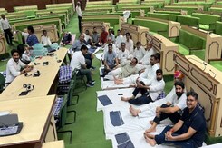 कांग्रेस MLA मुकेश भाकर को सदन से निलंबित करने पर पूरी रात धरना कांग्रेस MLA मुकेश भाकर को सदन से निलंबित करने पर पूरी रात धरना