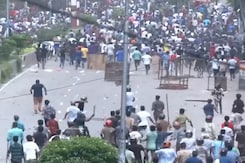 Violence In Bangladesh Updates: बांग्लादेश में Minorities के बीच डर का माहौल! Violence In Bangladesh Updates: बांग्लादेश में Minorities के बीच डर का माहौल!