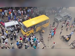 बिहार में भारत बंद के दौरान जलते हुए टायरों पर से गुजरी बच्चों से भरी स्कूल बस, बड़ा हादसा टला बिहार में भारत बंद के दौरान जलते हुए टायरों पर से गुजरी बच्चों से भरी स्कूल बस, बड़ा हादसा टला