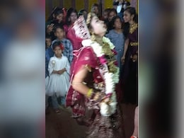 बजा फेवरेट गाना तो अपनी ही एंट्री भूल गई दुल्हन, किया ऐसा डांस हक्के-बक्के रह गए लोग, बोले- कोई तो रोक लो  बजा फेवरेट गाना तो अपनी ही एंट्री भूल गई दुल्हन, किया ऐसा डांस हक्के-बक्के रह गए लोग, बोले- कोई तो रोक लो