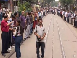 Massive Protests In Kolkata, Doctors Form Human Chain, Tie <i>Rakhis</i> To Cops Massive Protests In Kolkata, Doctors Form Human Chain, Tie <i>Rakhis</i> To Cops