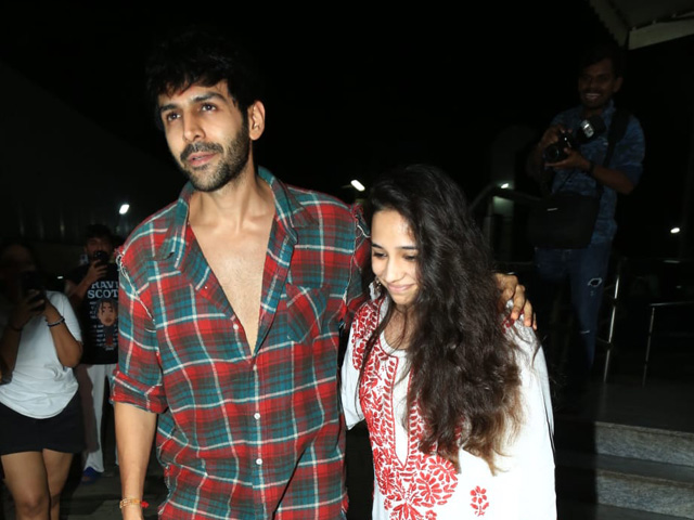 Kartik Aaryan Mobbed By Fans In Mumbai