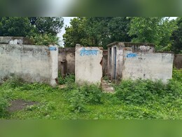 एमपी में यहां स्कूल के शौचालय बन गए खंडहर, इस खतरे के बीच खुले में निस्तार के लिए जाने को मजबूर एमपी में यहां स्कूल के शौचालय बन गए खंडहर, इस खतरे के बीच खुले में निस्तार के लिए जाने को मजबूर