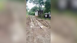 आसान नहीं स्कूल जाने की डगर... दलदल में तबदील हुई MP के इस जिले की सड़कें&nbsp;