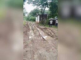 आसान नहीं स्कूल जाने की डगर... दलदल में तबदील हुई MP के इस जिले की सड़कें  आसान नहीं स्कूल जाने की डगर... दलदल में तबदील हुई MP के इस जिले की सड़कें