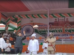 पुलिस अधिकारी के हाथ से उड़ने की बजाय क्यों जमीन पर जा गिरा कबूतर? एसपी ने की एक्शन की मांग पुलिस अधिकारी के हाथ से उड़ने की बजाय क्यों जमीन पर जा गिरा कबूतर? एसपी ने की एक्शन की मांग