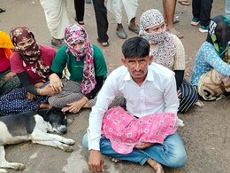 Rajasthan: जिंदगी बचाने वाले टीके ने ली मासूम की जान, अस्पताल के बाहर धरने पर बैठे परिजन Rajasthan: जिंदगी बचाने वाले टीके ने ली मासूम की जान, अस्पताल के बाहर धरने पर बैठे परिजन