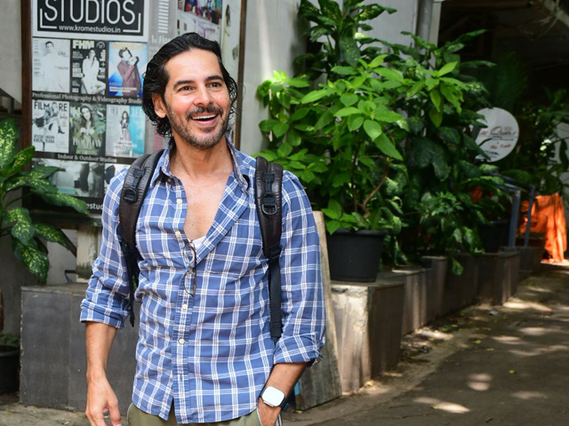 Dino Morea's Chat Session With The Paparazzi