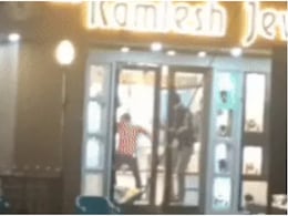 Robbery Live Video: 'मारो-मारो, कोई पुलिस बुलाओ..', भिवाड़ी की ज्वेलरी शॉप में डकैती, बाहर खड़े होकर REEL बनाते रहे लोग Robbery Live Video: 'मारो-मारो, कोई पुलिस बुलाओ..', भिवाड़ी की ज्वेलरी शॉप में डकैती, बाहर खड़े होकर REEL बनाते रहे लोग