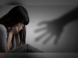 पुण्यात चाललंय काय? धावत्या स्कूल व्हॅनमध्ये 2 चिमुरडींवर अत्याचार, तर बापानेच लेकीवर केला... पुण्यात चाललंय काय? धावत्या स्कूल व्हॅनमध्ये 2 चिमुरडींवर अत्याचार, तर बापानेच लेकीवर केला...