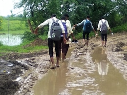 MP News : हाथ में जूता, नंगे पैर कीचड़ की सड़क से स्कूल जाने की जद्दोजहद, ऐसे में कैसे होगा भविष्य उज्जवल ?