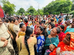 Congress विधायक के गिरफ्तार होने पर भी नहीं घटी लोकप्रियता, राखी बांधने के लिए जेल पहुंची हजारों बहनें Congress विधायक के गिरफ्तार होने पर भी नहीं घटी लोकप्रियता, राखी बांधने के लिए जेल पहुंची हजारों बहनें