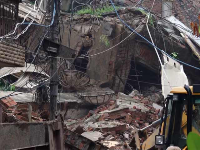 CCTV में कैद : Delhi के मॉडल टाउन में दो मंजिला इमारत ढही