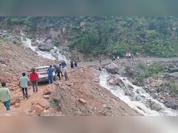 उत्तराखंड बद्रीनाथ हाइवे से गुजर रहे थे कार सवार, अचानक गिरने लगे बड़े-बड़े पत्थर और मलबा, अटकी सांसें उत्तराखंड बद्रीनाथ हाइवे से गुजर रहे थे कार सवार, अचानक गिरने लगे बड़े-बड़े पत्थर और मलबा, अटकी सांसें