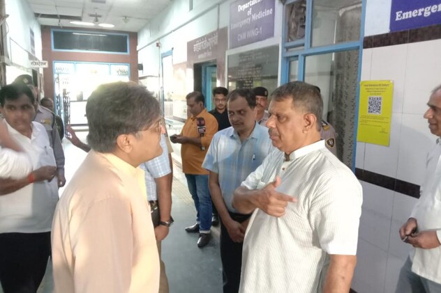 अस्पताल का दौरा करते हुए हेल्थ मिनिस्टर