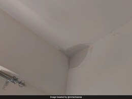 बेंगलुरु में बारिश के बाद पानी-पानी हुआ 1.5 करोड़ का फ्लैट, देख लोगों ने पकड़ लिया माथा बेंगलुरु में बारिश के बाद पानी-पानी हुआ 1.5 करोड़ का फ्लैट, देख लोगों ने पकड़ लिया माथा