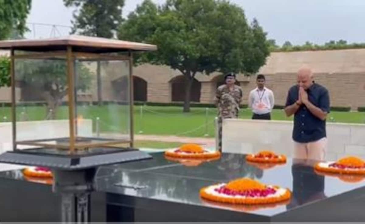 मनीष सिसोदिया राजघाट पर राष्ट्रपिता महात्मा गांधी की समाधि पर पहुंचे इस दौरान उनके साथ और उनको नमन कर पुष्पांजलि अर्पित की. इस दौरान उनके साथ आतिशी,संजय सिंह, सौरभ भारद्वाज समेत अन्य नेता और कार्यकर्ता मौजूद रहे. मनीष सिसोदिया राजघाट पर राष्ट्रपिता महात्मा गांधी की समाधि पर पहुंचे इस दौरान उनके साथ और उनको नमन कर पुष्पांजलि अर्पित की. इस दौरान उनके साथ आतिशी,संजय सिंह, सौरभ भारद्वाज समेत अन्य नेता और कार्यकर्ता मौजूद रहे.