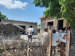 खाना बनाने को लेकर हुआ विवाद, छोटे भाई ने सोए हुए बड़े भाई को कुल्हाड़ी से काटा, बाद में...