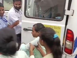 नेताओं, अधिकारियों के लिए पंडाल, बच्चों को खुले आसमान में बिठाया... जश्न-ए-आजादी में भींगने से बच्ची की तबीयत बिगड़ी नेताओं, अधिकारियों के लिए पंडाल, बच्चों को खुले आसमान में बिठाया... जश्न-ए-आजादी में भींगने से बच्ची की तबीयत बिगड़ी
