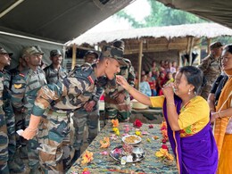 "Bond Of Trust": On Raksha Bandhan, Manipur Women Tie Rakhis To Soldiers "Bond Of Trust": On Raksha Bandhan, Manipur Women Tie Rakhis To Soldiers