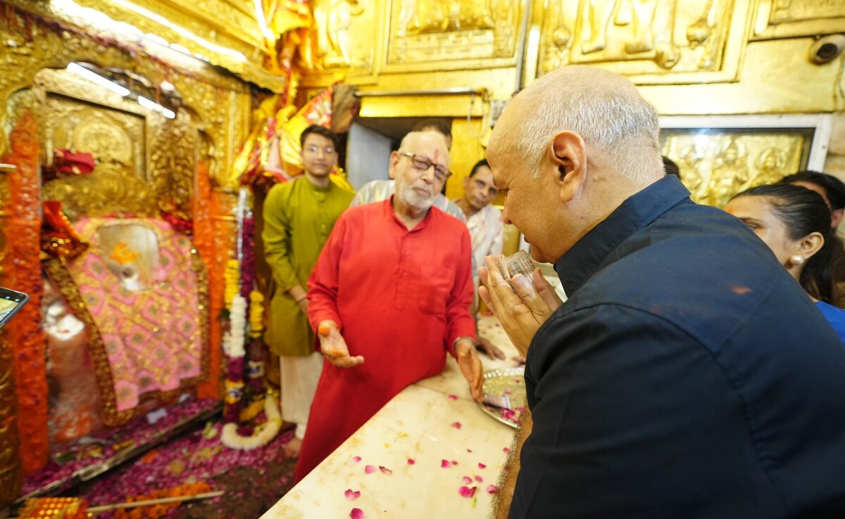 मनीष सिसोदिया ने कहा, भगवान हनुमान दिल्ली के लोगों का भला करें. उन्होंने कहा कि भगवान बजरंग बली ने मुझे आशीर्वाद दिया है. अरविंद केजरीवाल पर भी बजरंग बली का विशेष आशीर्वाद है. आप देखिए कि उनको भी बजरंगबली का इसी तरह आशीर्वाद मिलेगा.