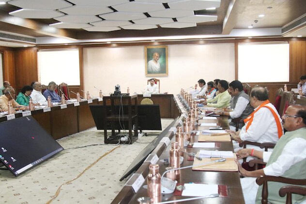 मध्य प्रदेश सरकार की कैबिनेट बैठक के दौरान का चित्र. मध्य प्रदेश सरकार की कैबिनेट बैठक के दौरान का चित्र.
