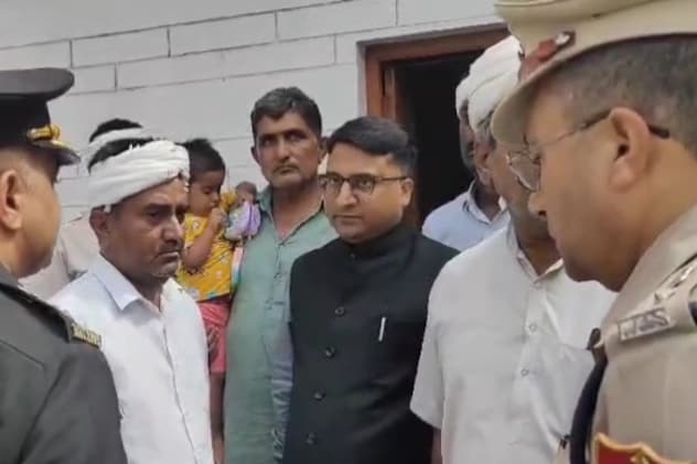 शहीद जवान के पिता को सांत्वना देते बाड़मेर डीएम, एसपी और सेना के अधिकारी. शहीद जवान के पिता को सांत्वना देते बाड़मेर डीएम, एसपी और सेना के अधिकारी.