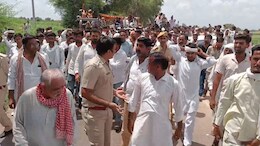 काले हिरण का शव रखकर जाम किया नेशनल हाईवे, लगातार तीसरे दिन धरने पर वन्यजीव प्रेमी