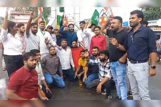 बीजेपी सरकार के खिलाफ विरोध प्रदर्शन करते हुए युवा कांग्रेस और एनएसयूआई के कार्यकर्ता. बीजेपी सरकार के खिलाफ विरोध प्रदर्शन करते हुए युवा कांग्रेस और एनएसयूआई के कार्यकर्ता.