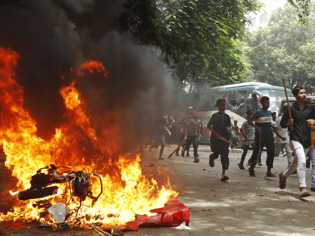 Bangladesh Violence: क्या बांग्लादेश में आंदोलनकारियों के साथ खड़ी हो रही रही सेना?
