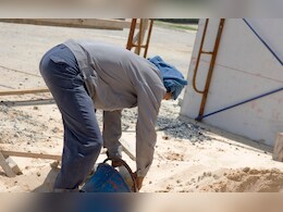 महाराष्ट्रात चाललंय काय? कल्याण शीळ रस्त्यावरील पुलाच्या कामासाठी फक्त 4 मजूर महाराष्ट्रात चाललंय काय? कल्याण शीळ रस्त्यावरील पुलाच्या कामासाठी फक्त 4 मजूर