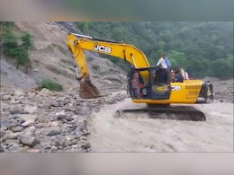 उत्तराखंड : टिहरी जिले के कई गांव पुल की आस में, JCB से नदी पार करने को मजबूर
