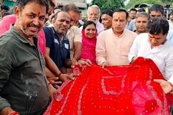 सूख चुकी लूणी नदी में आया पानी तो चुनरी ओढ़ाकर की मंगलकामना सूख चुकी लूणी नदी में आया पानी तो चुनरी ओढ़ाकर की मंगलकामना