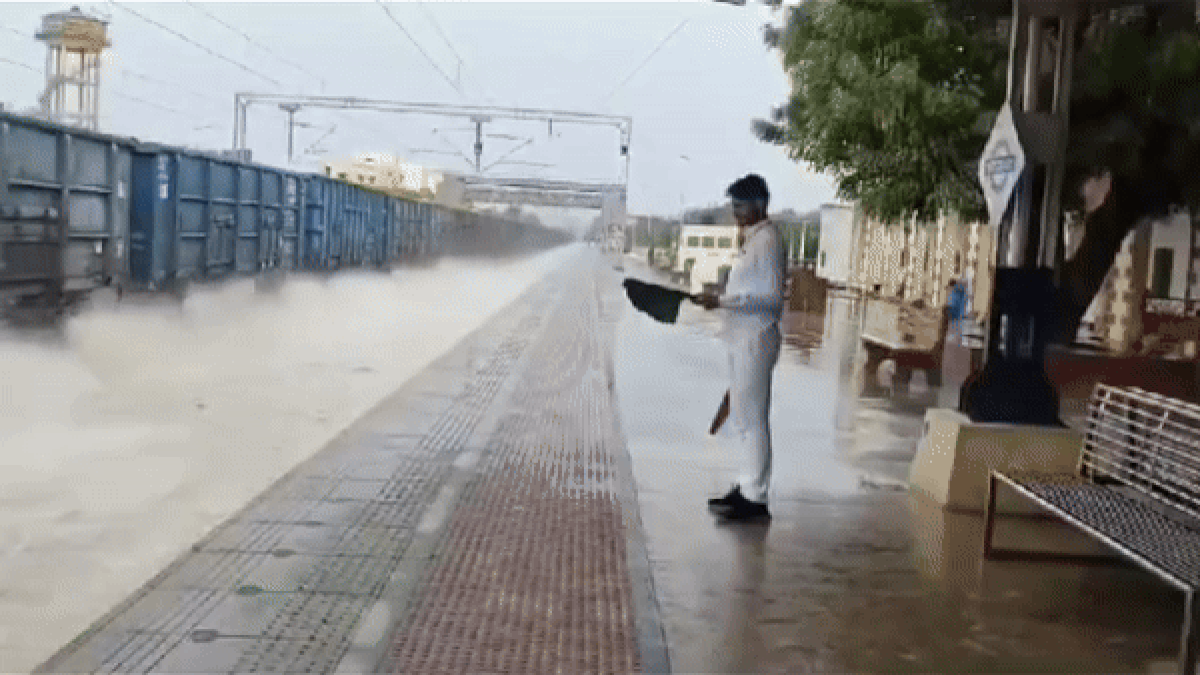 पानी पर दौड़ी ट्रेन! भारी बारिश के बाद बीकानेर में दिखा अद्भुत नजारा; देखें VIDEO