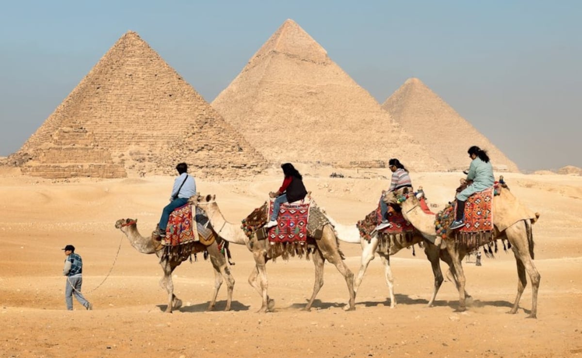 около 2 5 милиона души посещават пирамидите на Гиза всяка година