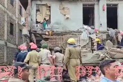 Delhi Jahangirpuri Building Collapse: आफत बनकर टूटा मकान, हिस्सा ढहने से गई 3 लोगों की जान 4 घायल Delhi Jahangirpuri Building Collapse: आफत बनकर टूटा मकान, हिस्सा ढहने से गई 3 लोगों की जान 4 घायल