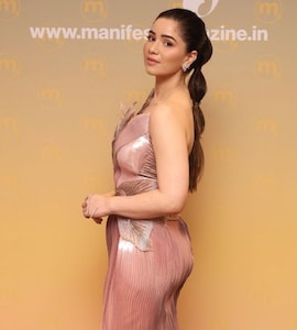 Sachin Tendulkar's Daughter Sara Tendulkar Blooms In Shades Of Gold In A Glorious Petal Detailed Amit Aggarwal Dress Sachin Tendulkar's Daughter Sara Tendulkar Blooms In Shades Of Gold In A Glorious Petal Detailed Amit Aggarwal Dress