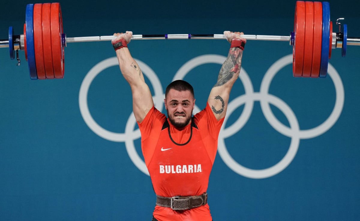 Man From Mars Karlos Nasar Wins Olympic Weightlifting Gold With New World Record